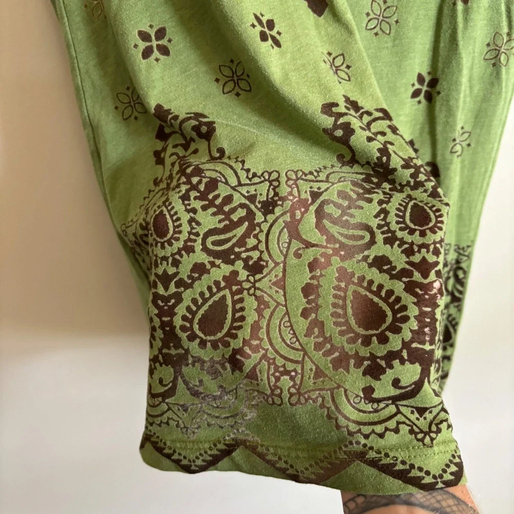 Maurices Womens Green Paisley Graphic V-Neck T-Shirt Size M Boho Short Sleeve